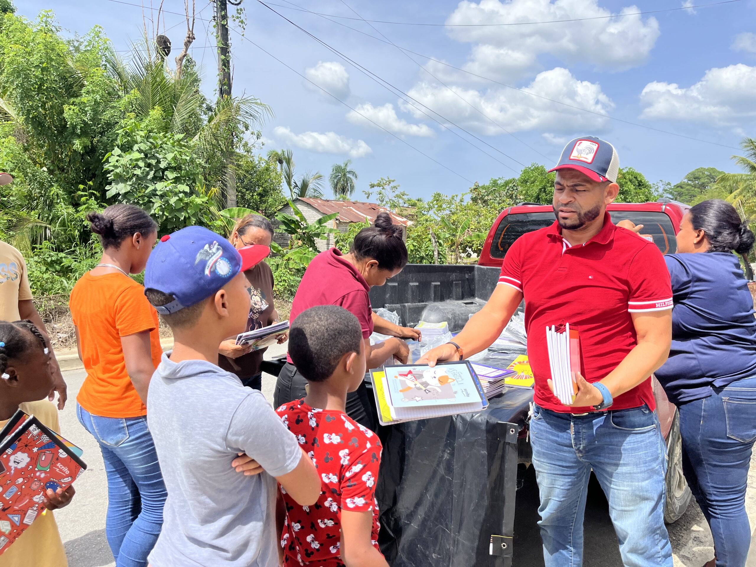 ALCALDE ANTONIO SEVERINO (FRANCIS) RESPALDA LA EDUCACIÓN CON ENTREGA DE CUADERNOS EN EL DISTRIO MUNICIPAL ARROYO AL MEDIO