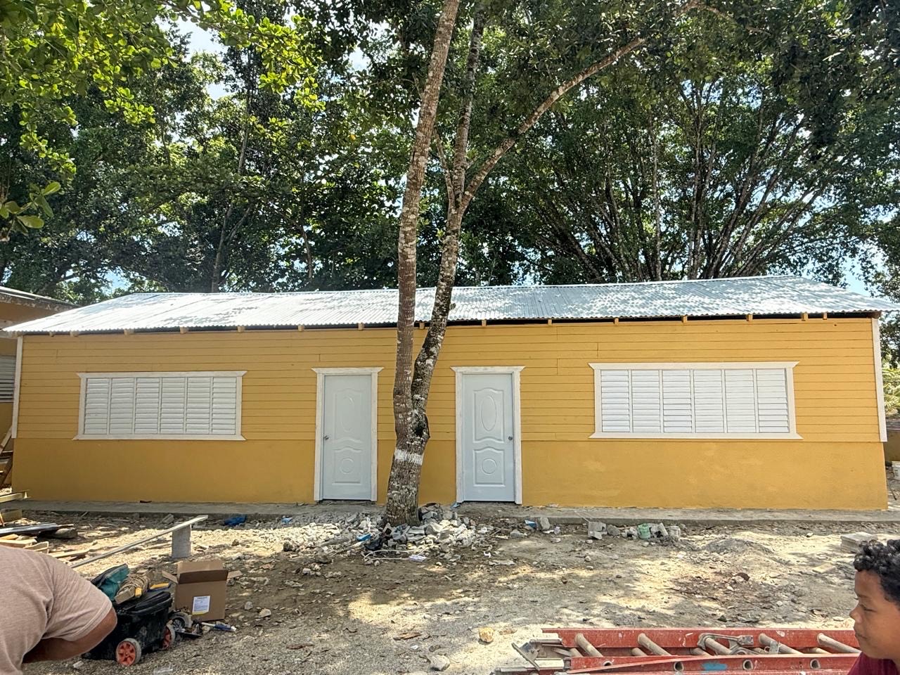 ALCALDE ANTONIO SEVERINO (FRANCIS) COLABORA EN LA CONSTRUCCIÒN DE DOS AULAS EN EL LICEO DE ARROYO AL MEDIO