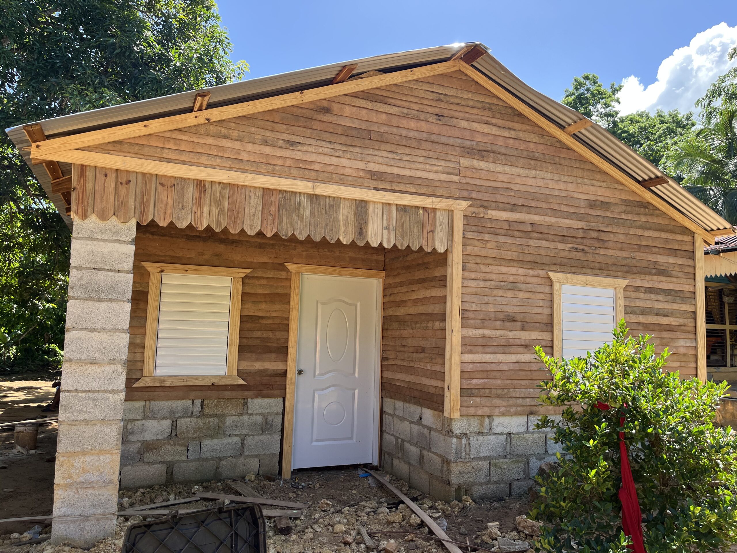 AVANZAN LOS TRABAJOS DE CONSTRUCCIÓN DE VIVIENDAS A FAMILIAS DE ESCASOS RECURSOS ECONOMICOS