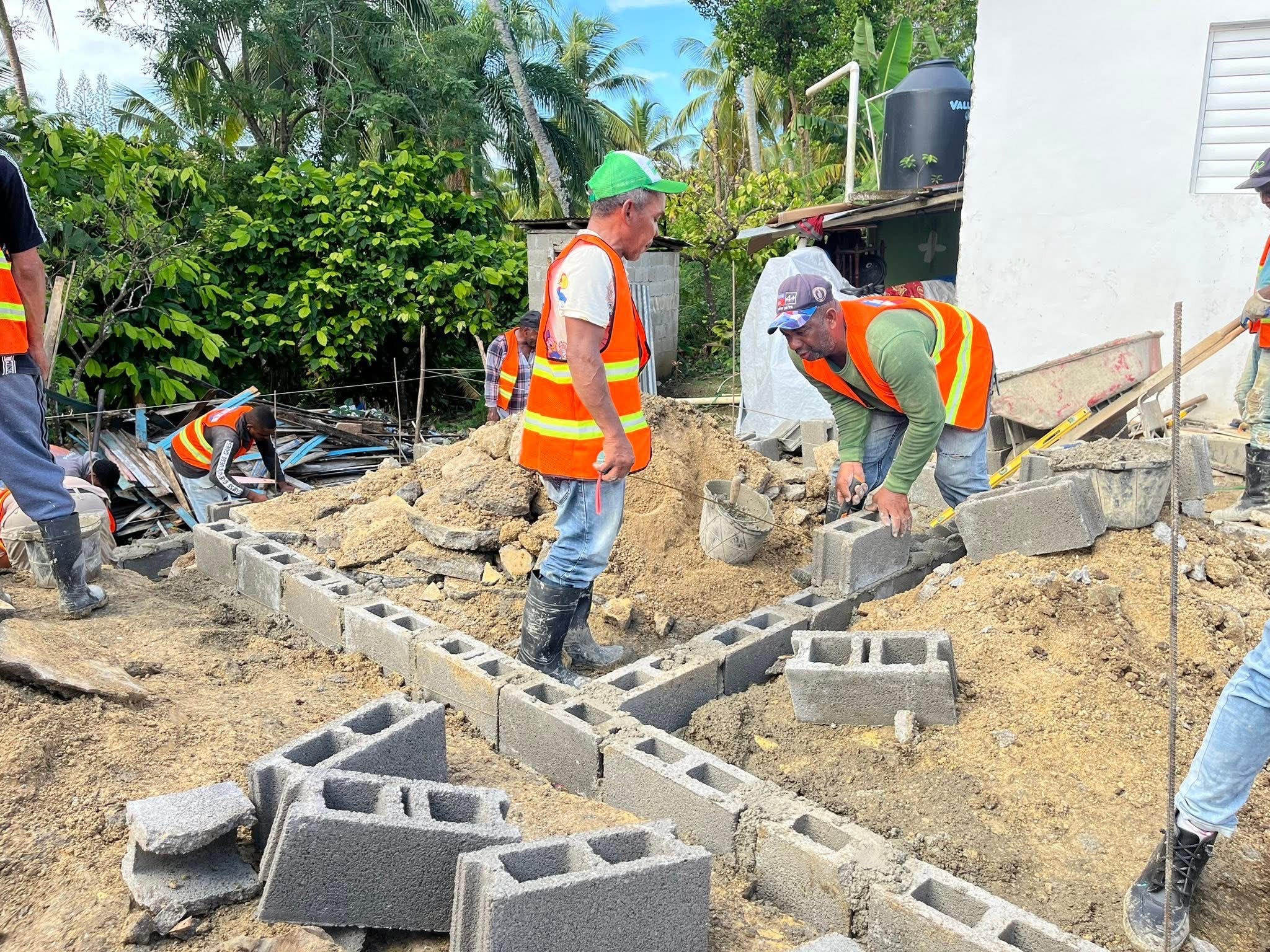 ALCALDE ANTONIO SEVERINO(francis) INICIA CONSTRUCCIÓN DE NUEVA VIVIENDA A FAMILIA DE ESCASOS RECURSOS ECONOMICOS
