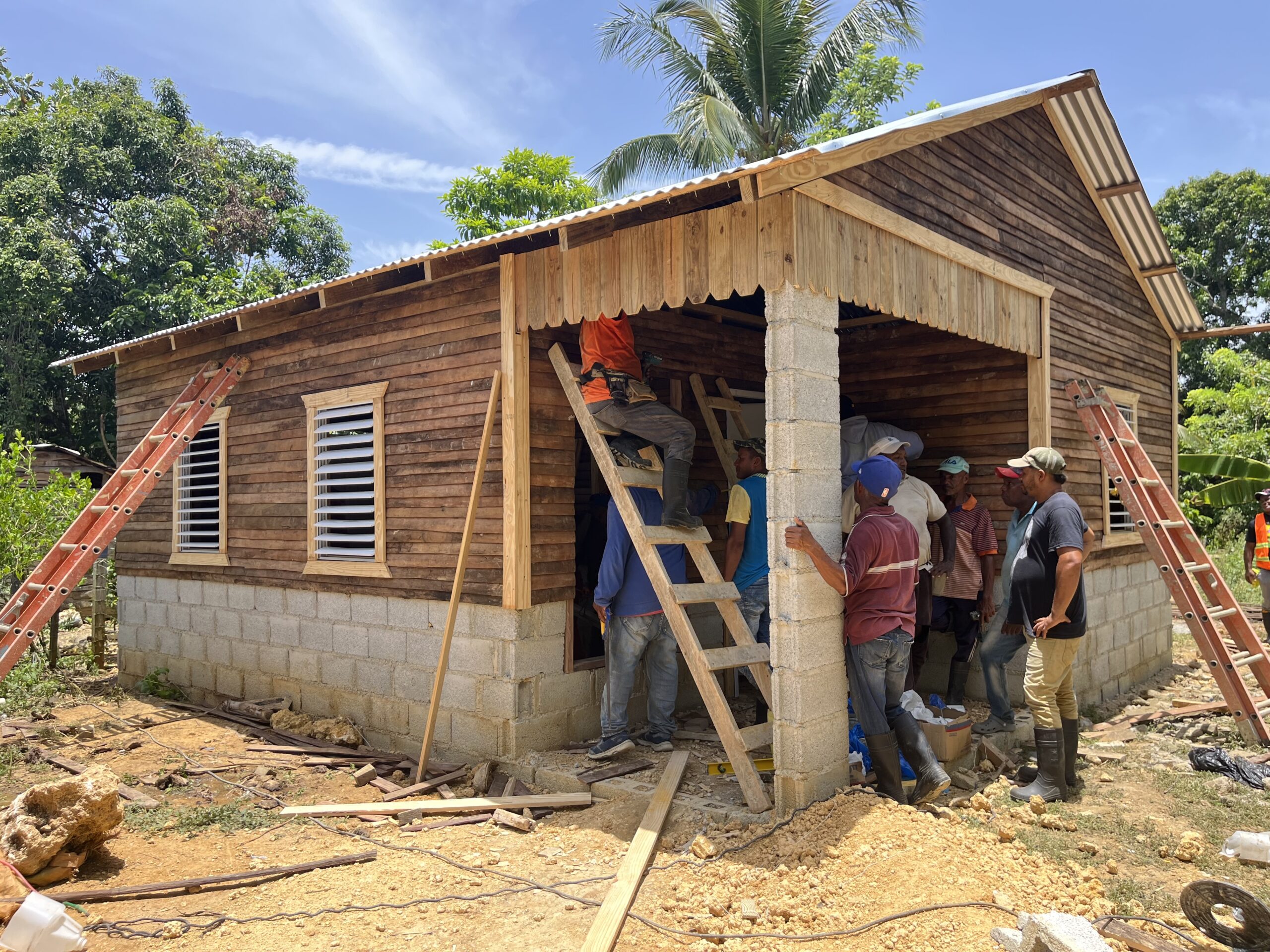 ALCALDE ANTONIO SEVERINO (FRANCIS) CONTINUA AVANZANDO EN LOS TRABAJOS DE CONSTRUCCIÒN DE VIVIENDAS A FAMILIA DE ESCASOS RECURSOS ECONOMICOS